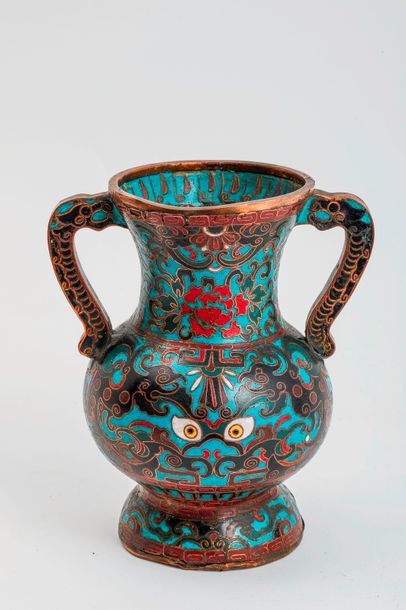 null Vase en émaux cloisonnés sur fond Turquoise à décors de dragons - CHINE - XXème...