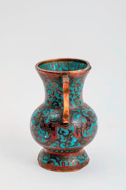 null Vase en émaux cloisonnés sur fond Turquoise à décors de dragons - CHINE - XXème...