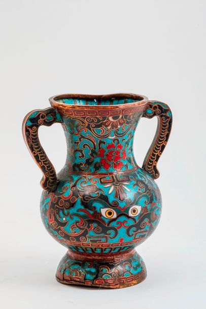 null Vase en émaux cloisonnés sur fond Turquoise à décors de dragons - CHINE - XXème...