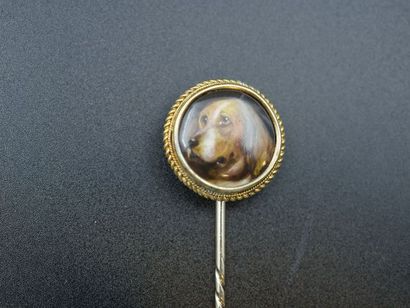 null Epingle à cravate en or et émail à décor de tête de chien (datée au dos 1867)...