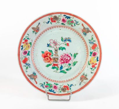 null Plat circulaire en porcelaine décoré en émaux de la famille rose d'un vase fleuris...