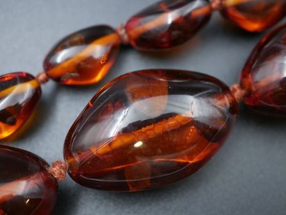 null Collier en perles d'ambre grain de raisin et de jade - Longueur 36 cm 