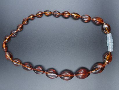 null Collier en perles d'ambre grain de raisin et de jade - Longueur 36 cm 