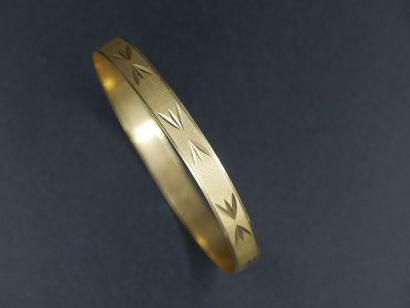 null Bracelet rigide en or jaune guilloché - Poids : 14,5gr et un chapelet en nacre...