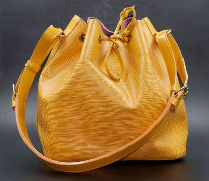 null LOUIS VUITTON - Sac besace en cuir grainé jaune EPI intérieur violine - Modèle...