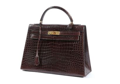 null Sac HERMES modèle Kelly en crocodile marron - fermoir et boucle en plaqué or...