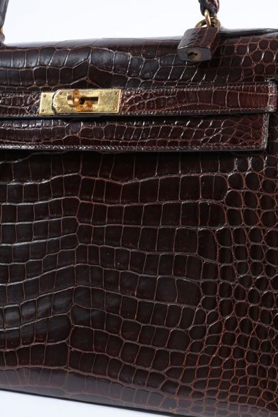 null Sac HERMES modèle Kelly en crocodile marron - fermoir et boucle en plaqué or...