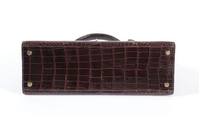 null Sac HERMES modèle Kelly en crocodile marron - fermoir et boucle en plaqué or...