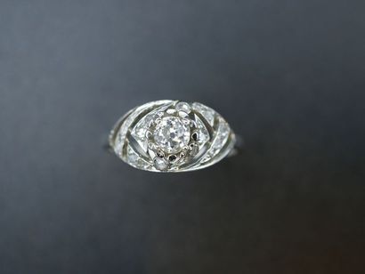 null Bague dôme en or gris et platine ajouré sertie d'un diamant taille ancienne...