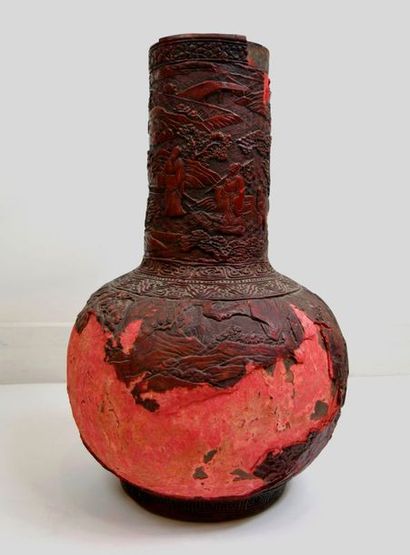 null Vase à col haut en laque cinabre - CHINE - Dynastie MING - H : 42cm - Accidents...