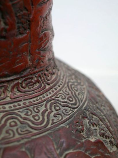 null Vase à col haut en laque cinabre - CHINE - Dynastie MING - H : 42cm - Accidents...