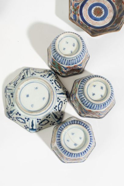 null Six tasses et leurs soucoupes hexagonales en porcelaine décorées en bleu réhaussé...
