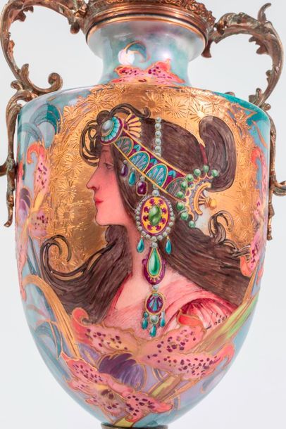 null Important vase sur piédouche en porcelaine à décors d'un profil féminin inspiré...