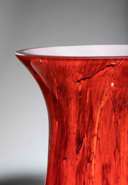 null Vase balustre à panse godronnée en verre flammé rouge - Signé sur le col et...