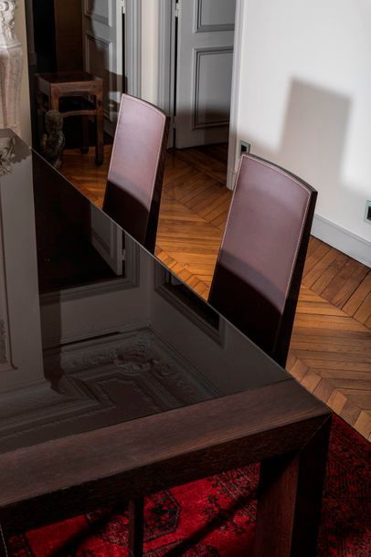null Table de salle à manger de forme rectangulaire design en bois exotique. Le plateau...
