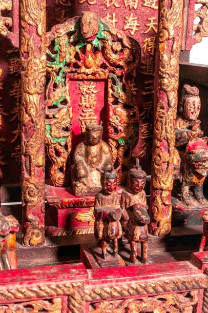 null Temple en bois laqué rouge à double arcade richement sculpté de motifs chinois...