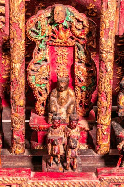 null Temple en bois laqué rouge à double arcade richement sculpté de motifs chinois...