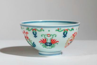 null Bol circulaire en porcelaine décoré en bleu sous couverte et en émaux jaune,...