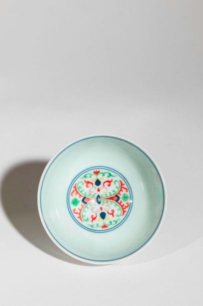 null Bol circulaire en porcelaine décoré en bleu sous couverte et en émaux jaune,...