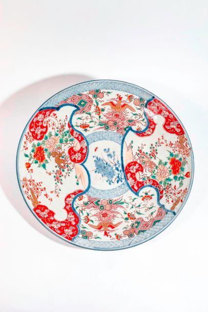 null Grand plat en porcelaine IMARI -JAPON - XIXème siècle. Diam : 47 cm -VL*