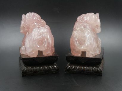 null Paire de Chien de Fô en Quartz rose sur socle en bois de fer - CHINE - Dynastie...