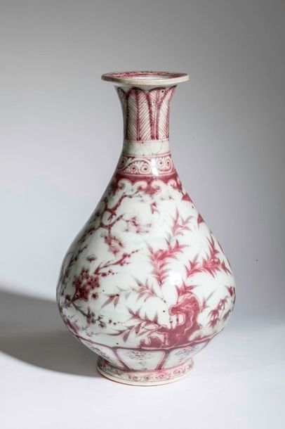 null Vase bouteille de forme balustre en porcelaine à long col étroit décoré en rouge...