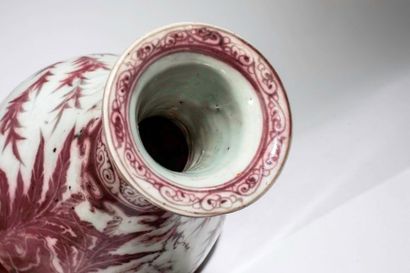 null Vase bouteille de forme balustre en porcelaine à long col étroit décoré en rouge...