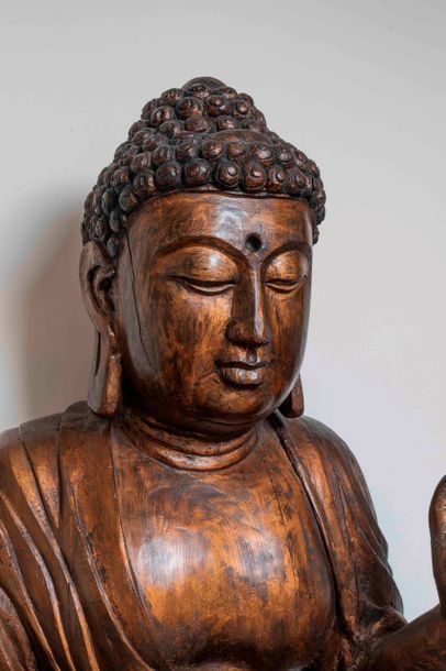 null Important Buddha en bois sculpté et doré - Il se présente en abhaya mudra et...