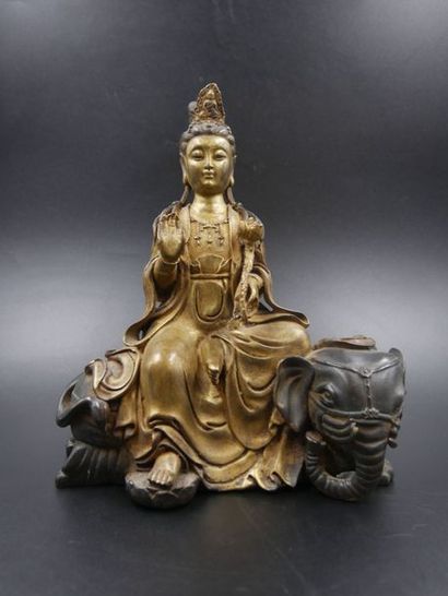 null Kwan Yin sur un éléphant. Bronze - CHINE - XIXème siècle. H : 22 cm, Larg.:...