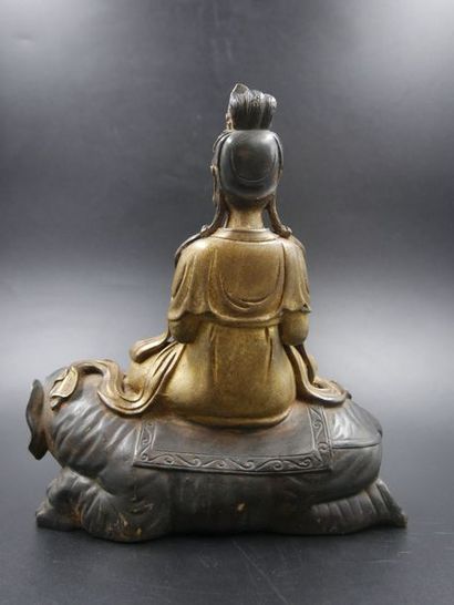 null Kwan Yin sur un éléphant. Bronze - CHINE - XIXème siècle. H : 22 cm, Larg.:...