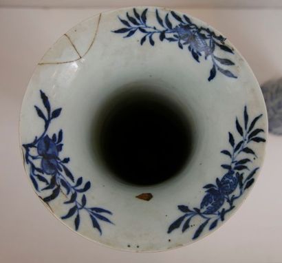 null Paire de grand vases cornets blanc-bleu en porcelaine - CHINE - Fin XIXème siècle....
