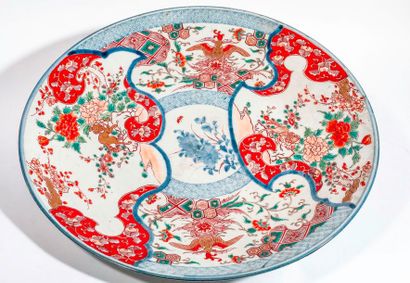 null Grand plat en porcelaine IMARI -JAPON - XIXème siècle. Diam : 47 cm -VL*