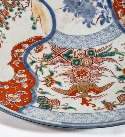 null Grand plat en porcelaine IMARI -JAPON - XIXème siècle. Diam : 47 cm -VL*