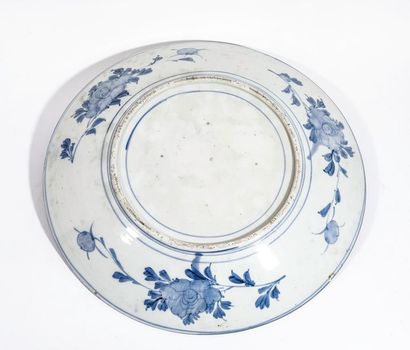 null Grand plat en porcelaine IMARI -JAPON - XIXème siècle. Diam : 47 cm -VL*