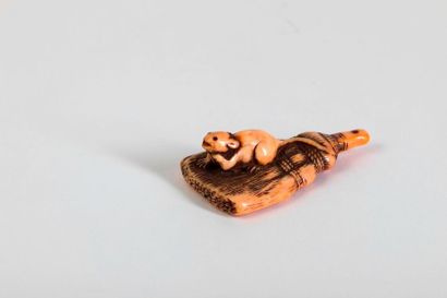 null Rare Netsuké en ivoire sculpté à belle patine représentant un rat sur un balai...