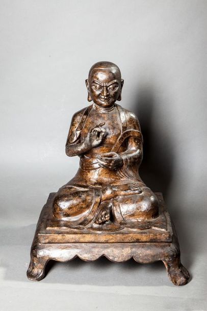 null Grande figurine représentant un Lohan assis une jambe repliée en méditation...