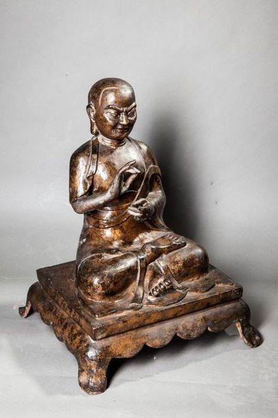null Grande figurine représentant un Lohan assis une jambe repliée en méditation...