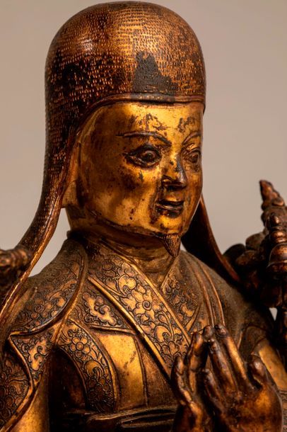 null ART SINO-TIBETAIN :
Très rare figurine en bronze ciselé et doré représentant...