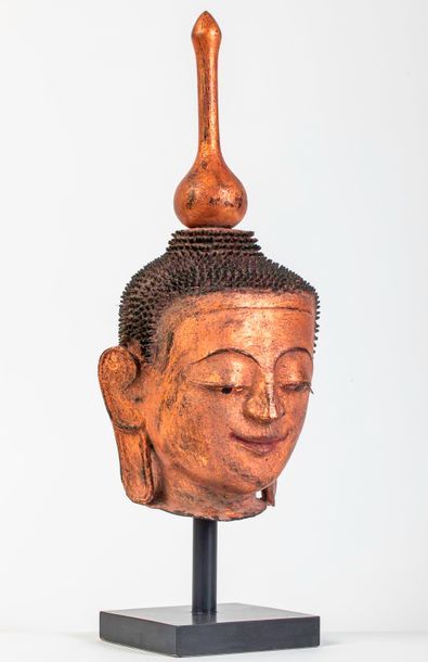 null Tête de Buddha esquissant un léger sourire coiffée de fines bouclettes couvrant...