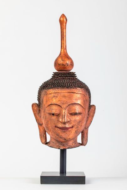 null Tête de Buddha esquissant un léger sourire coiffée de fines bouclettes couvrant...