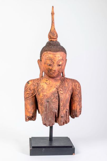 null Buste de Buddha vêtu d'une robe monastique richement paré et coiffé de bouclettes...
