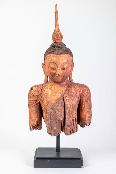 null Buste de Buddha vêtu d'une robe monastique richement paré et coiffé de bouclettes...