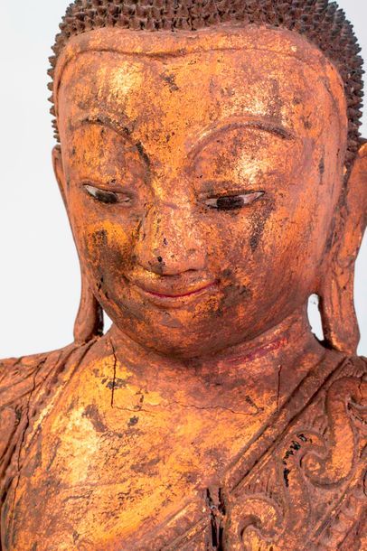 null Buste de Buddha vêtu d'une robe monastique richement paré et coiffé de bouclettes...