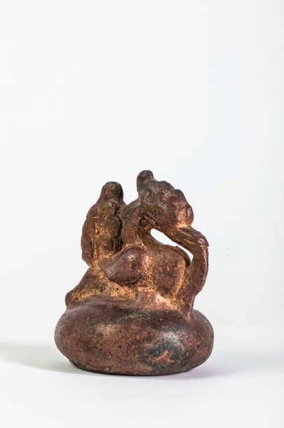 null Triangle d'or. Poids à opium en bronze surmonté de l'oiseau Hinta - BIRMANIE...
