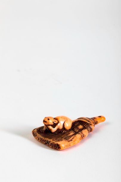 null Rare Netsuké en ivoire sculpté à belle patine représentant un rat sur un balai...