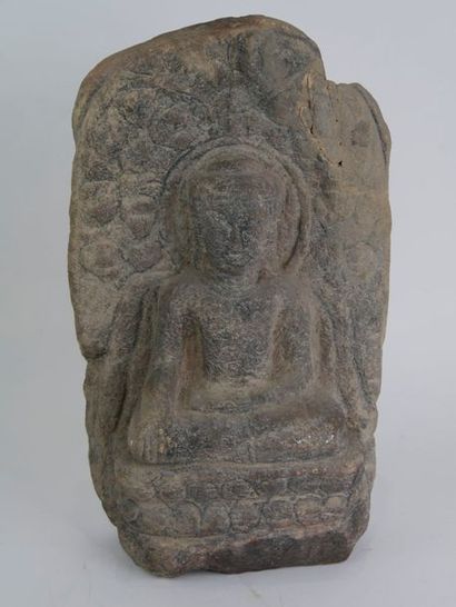 null Stèle illustrant le buddha Maravijaya (vainqueur des assaults de Mara) assis...