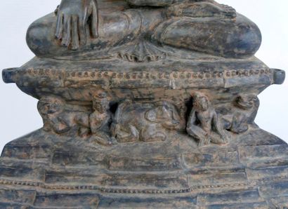 null Buddha Maravijaya - Bouddha assis sur un haut socle étagé en position "Bhumisparsha-mûdra"...