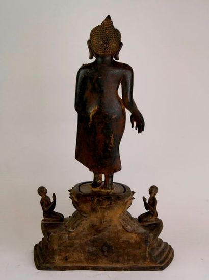null Buddha Maravijaya - Bouddha debout sur un socle étagé supporté par un lotus...