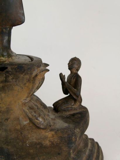 null Buddha Maravijaya - Bouddha debout sur un socle étagé supporté par un lotus...