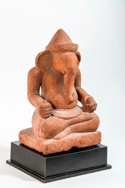 null Ganesh assis vêtu d'un pagne court plissé ceinturé à la taille et coiffé d'un...